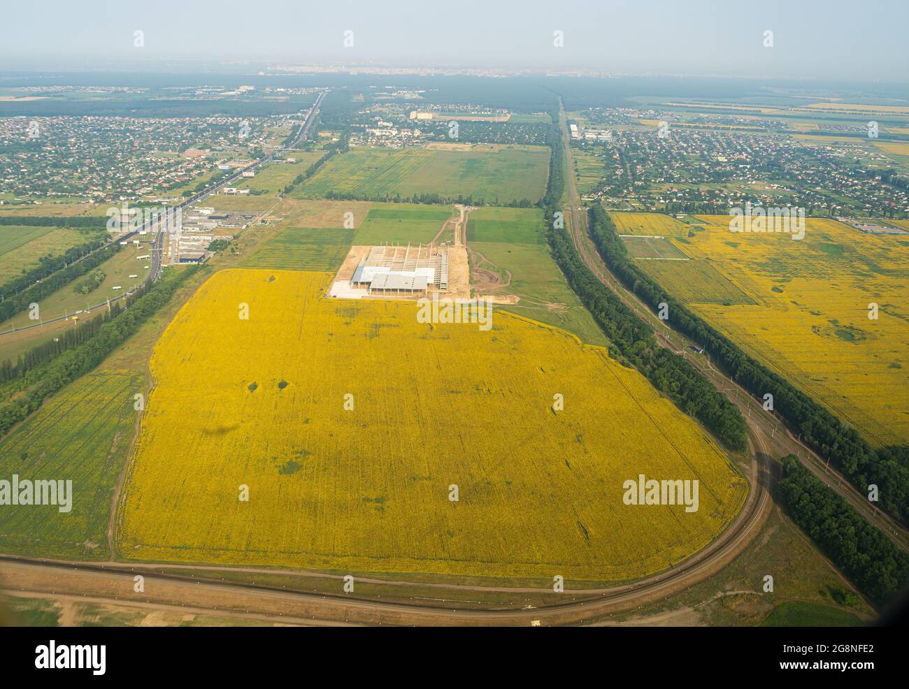 Vue sur la terre par la fenêtre de l'avion.Champs, routes, rivières depuis une vue plongeante.Hublot.Regardez par la fenêtre d'un avion volant.Vue de dessus du sol. Banque D'Images
