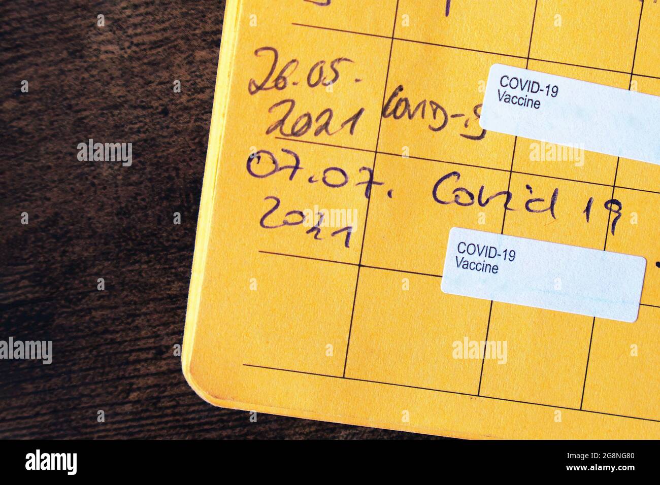entièrement vacciné avec la preuve de deux vaccins covid-19 dans un certificat de vaccination jaune Banque D'Images