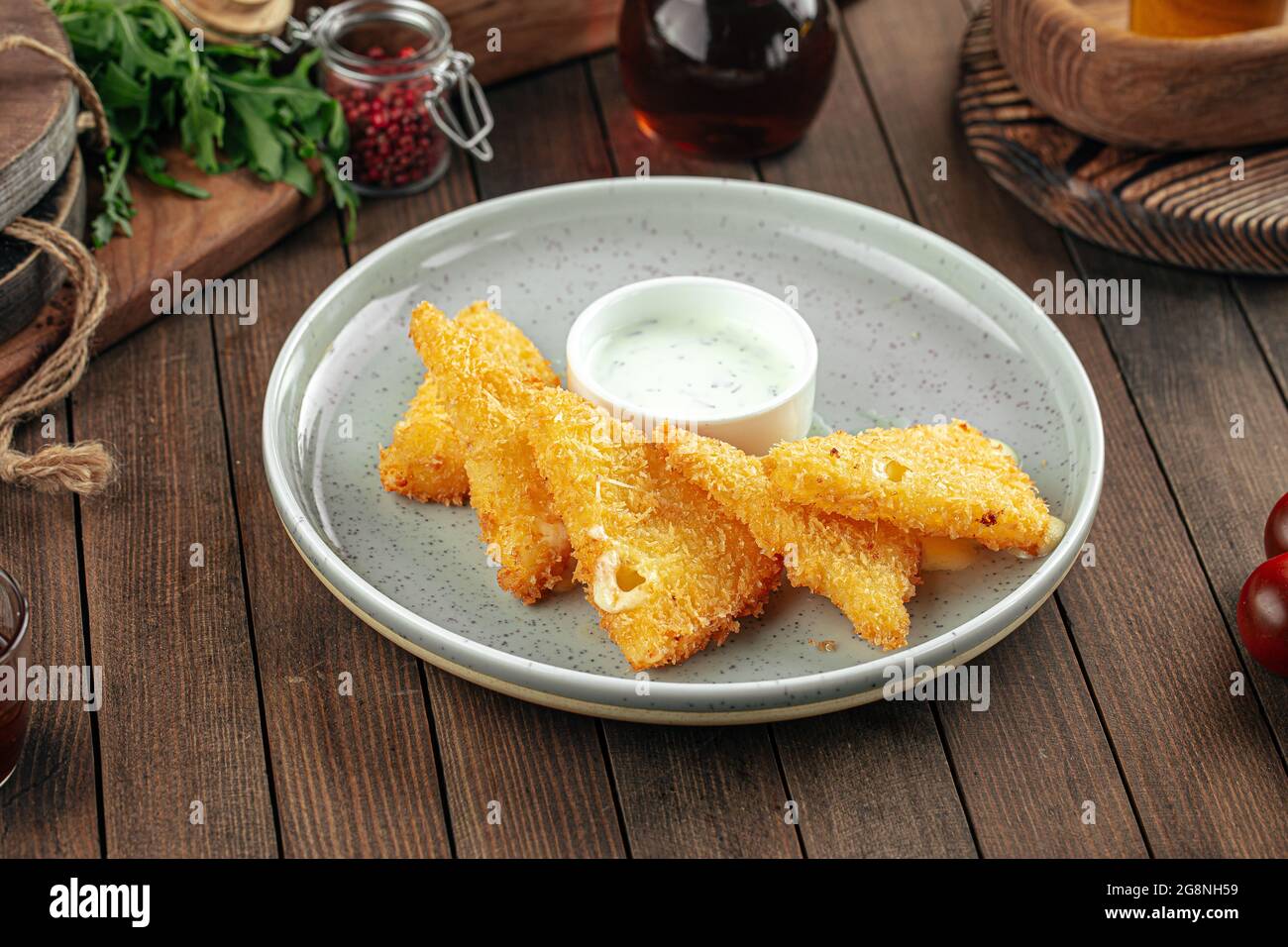 Triangles de fromage frits avec sauce à la crème aigre Banque D'Images