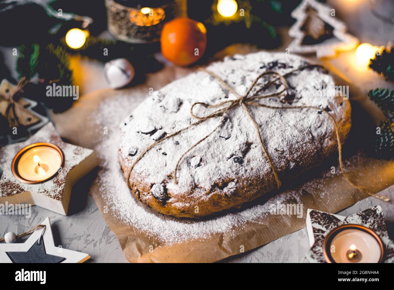 Gateau Allemand Traditionnel De Stollen Avec Decorations De Noel Photo Stock Alamy