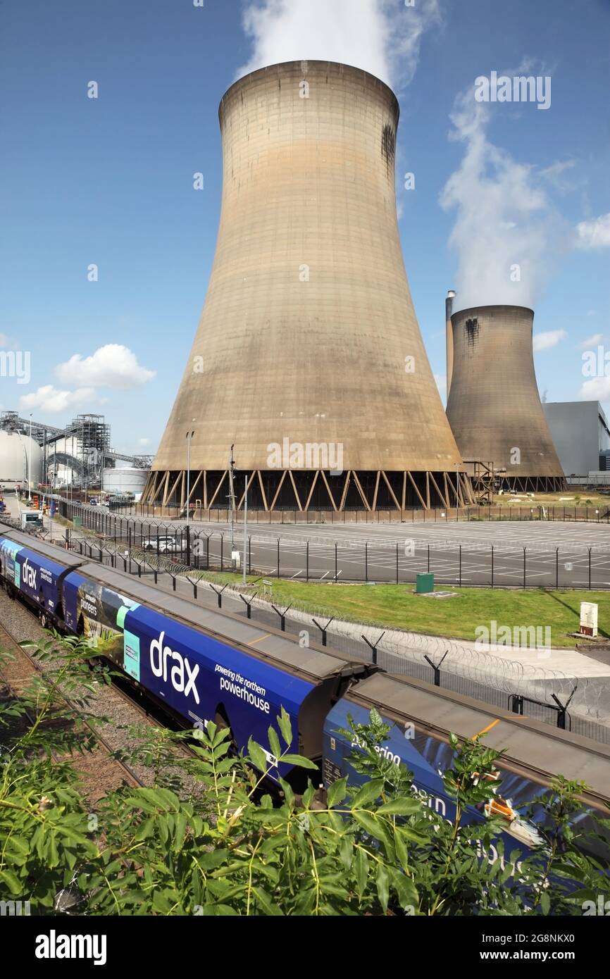 Les wagons de biomasse de marque Drax formant le service de 1013 Immingham à Drax Power Station arrivent à destination le 20/7/21. Banque D'Images