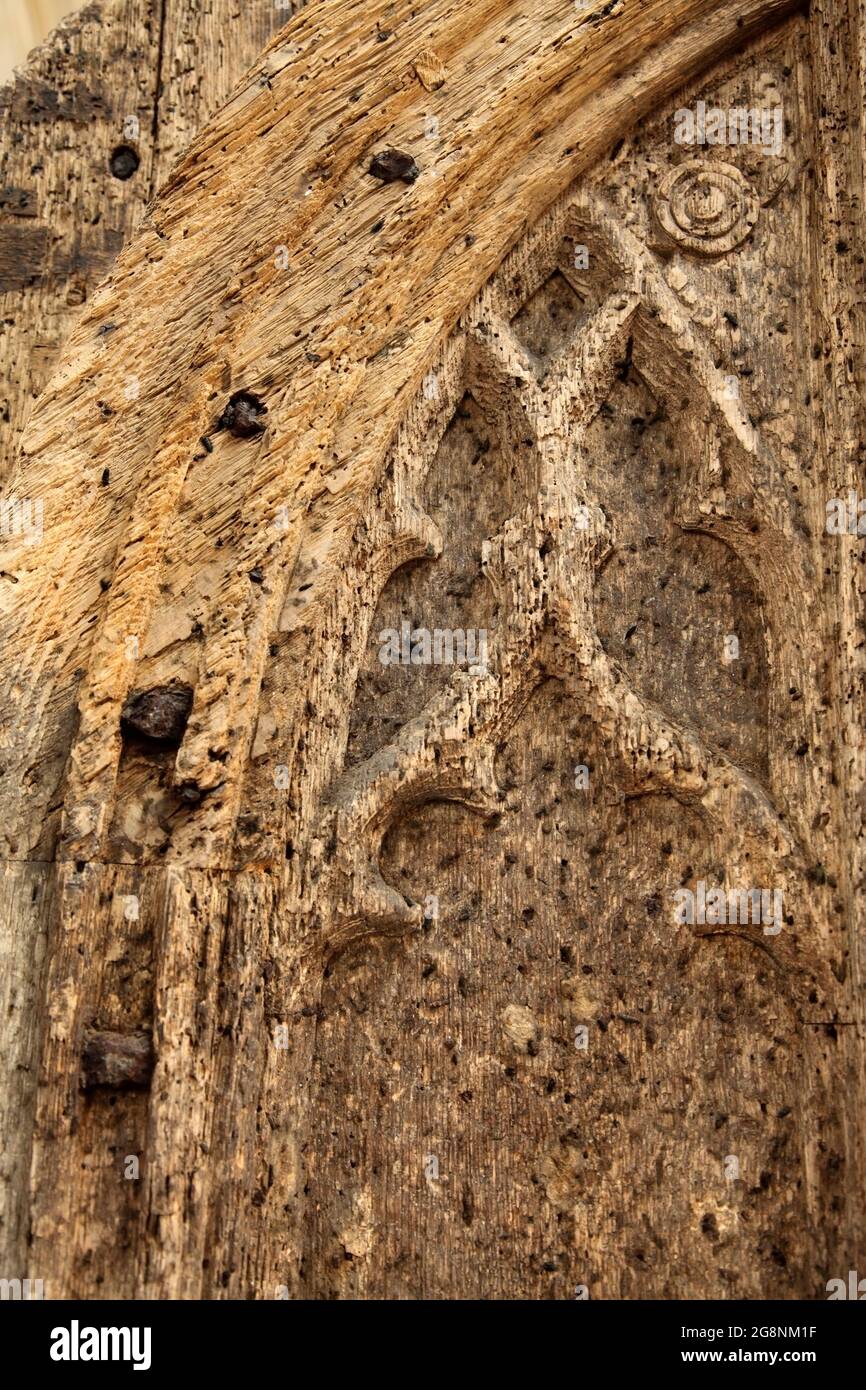 La porte nord de la Holy Trinity Collegiate Church, Tattershall, Lincolnshire, Royaume-Uni, abrite des centaines de chauves-souris qui rôtissent diverses espèces. Banque D'Images