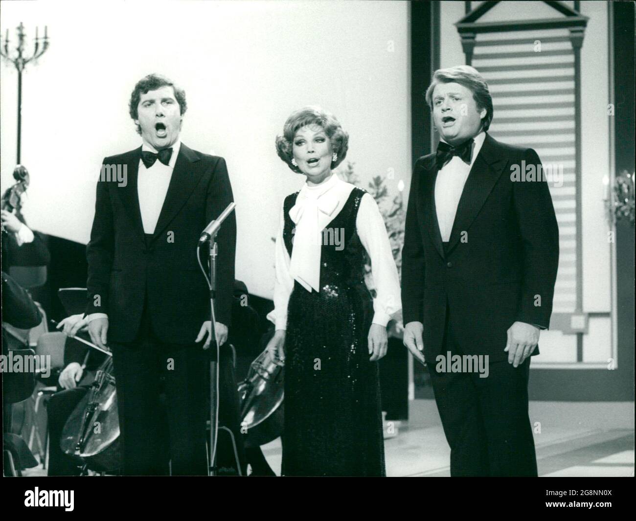 Die Abbildung zeigt die deutsche Opernsängerin Anneliese Rothenberger bei  einem Auftritt mit den Opernsängern Karl Schreiber und Josef Protschka in  ihrer TV-Show Photo Stock - Alamy