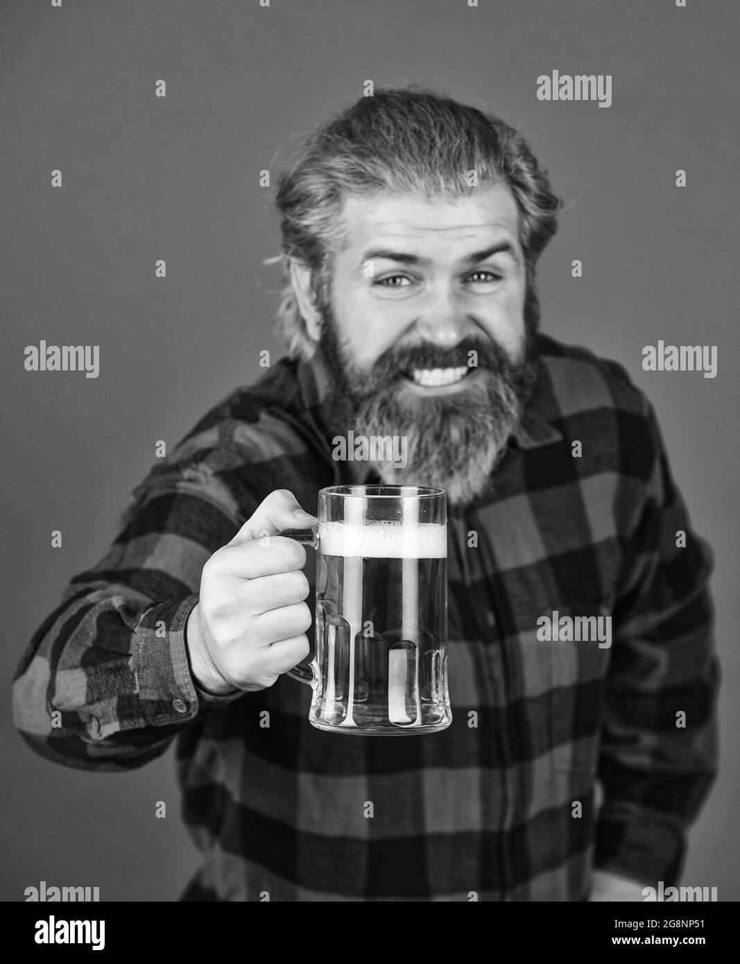 Concept Joyeux Anniversaire Faites De La Gorgee Celebrez Avec De L Alcool Savoir Faire Homme Barbu Mature Tient Le Verre A Biere Loisirs Et Fetes Homme Buvant Photo Stock Alamy