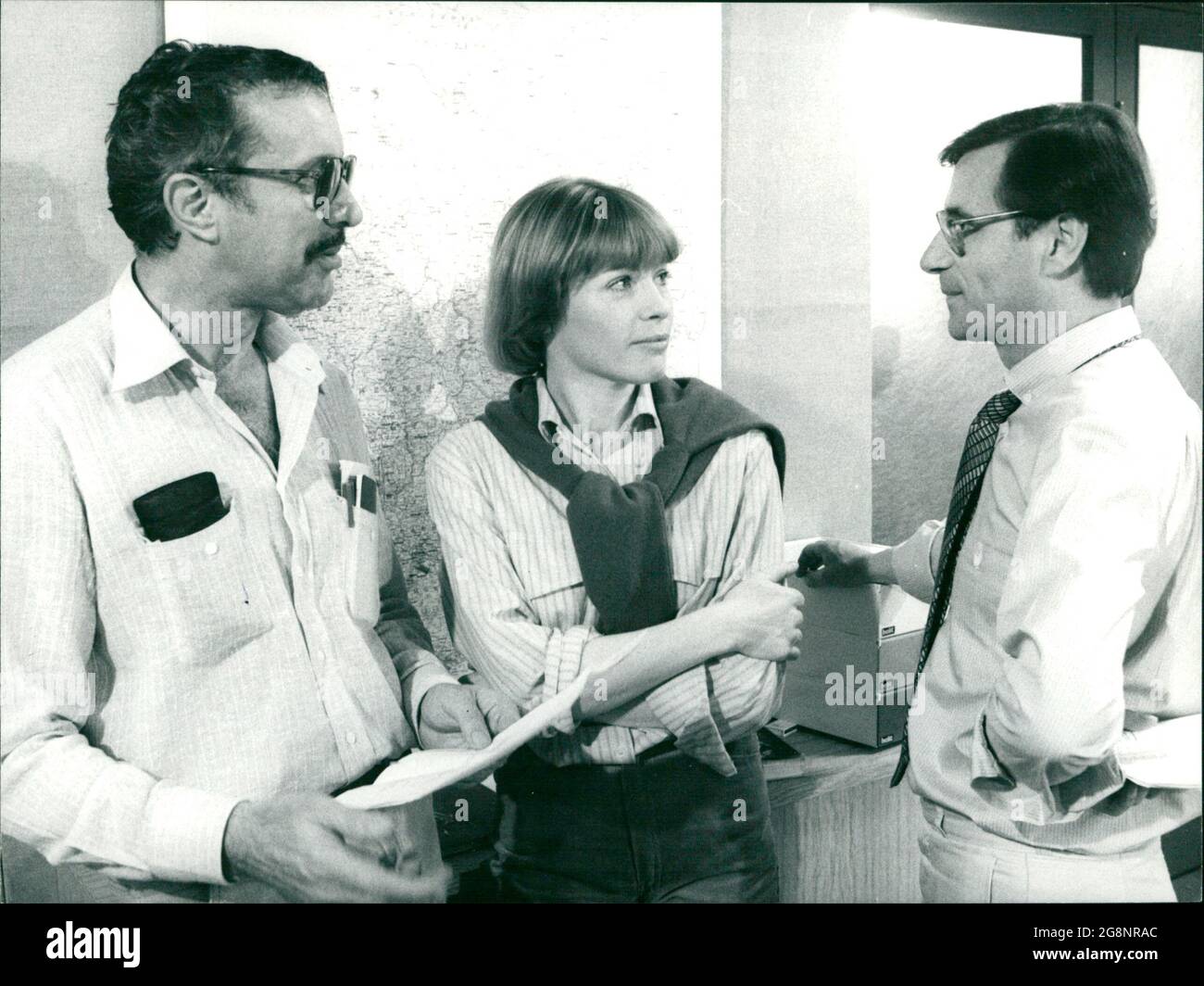 Die beiden Journalisten Gerd Wieland (Heinz Baumann, l.) und Peter Kohlhoff (Wilfried Klaus) planen von ihrer Redaktion aus, zusammen mit der Kunstsachverständigen Helga Sladkowicz (Renate Schroeter), die Recherchen zur Verfolgung von Kunstdieben. Banque D'Images