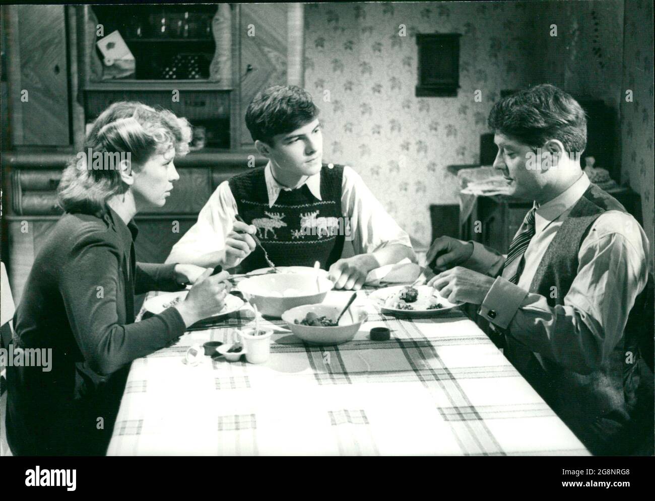 BEI der Familie Stumm herrscht während des Essens gedrückte Stimmung. Die Volksführung versucht den katholischen Glauben der Bevölkerung mit strikten verboten zu unterbinden. Bührer Stumm bringt das in Gewissenskonflikte. V. l. : Lisa Kreutzer, Albert Schöppe, Roland Astor. Banque D'Images