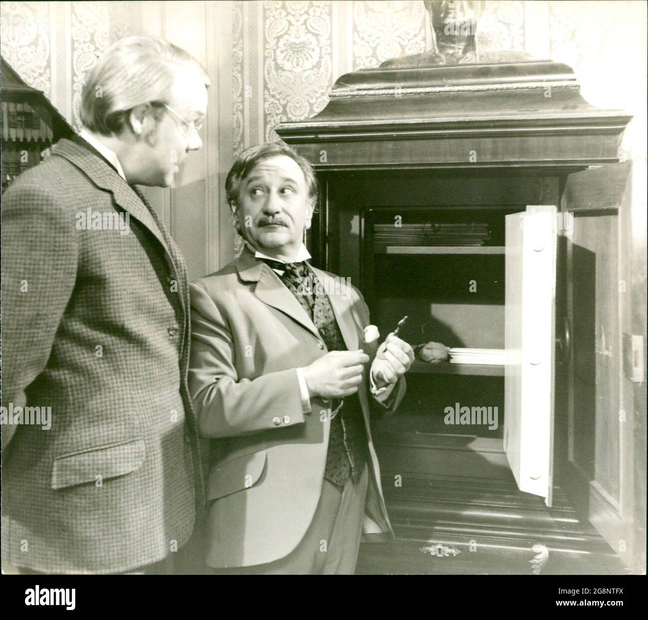 Der Schlüssel, den Poirot in den Händen hält, Hat ihm als letzter Beweis seiner Theorie gefehlt. Gemeinsam mit Captain Hastings Hat er nicht nur den Tod des Lord Amery aufgeklärt, sondern auch den Fall der verschwundenen Formel gelöst. (Jochen Sostmann, Horst Bollmann) Banque D'Images