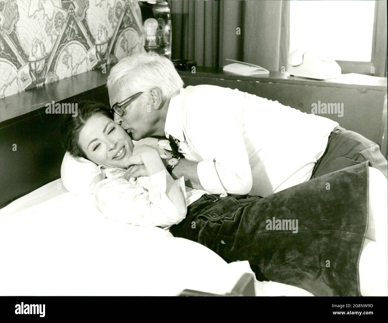 Brigitte (Renate Schroeter) ist enttäuscht. Sie hatte sich so sehr auf ein paar ungestörte Ferientage mit Frank Wegener (Paul Edwin Roth) in Westerland gefreut. Aber die Begrüßung im Hotelzimmer ist kurz - wie immer. Seine Frau wird gleich eintreffen. Banque D'Images