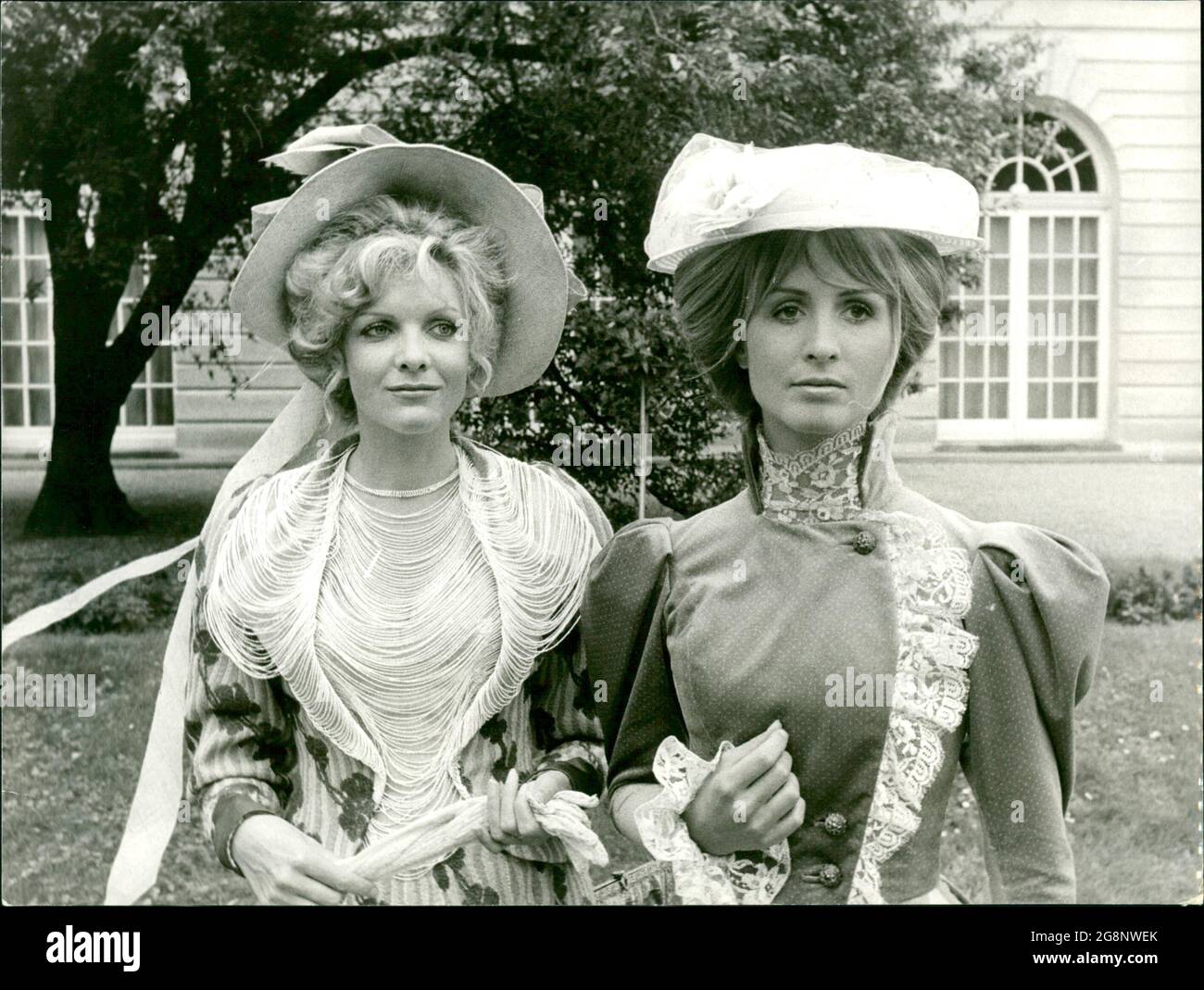 Franziska Bronnen und Diana Körner als Melusine und Armgard, Töchter des Grafen Barby. Mit diesen beiden Damen besucht Woldemar seinen Vater auf Schloss Stechlin. Der alte Dubslav nimmit sie herzlich auf. Banque D'Images