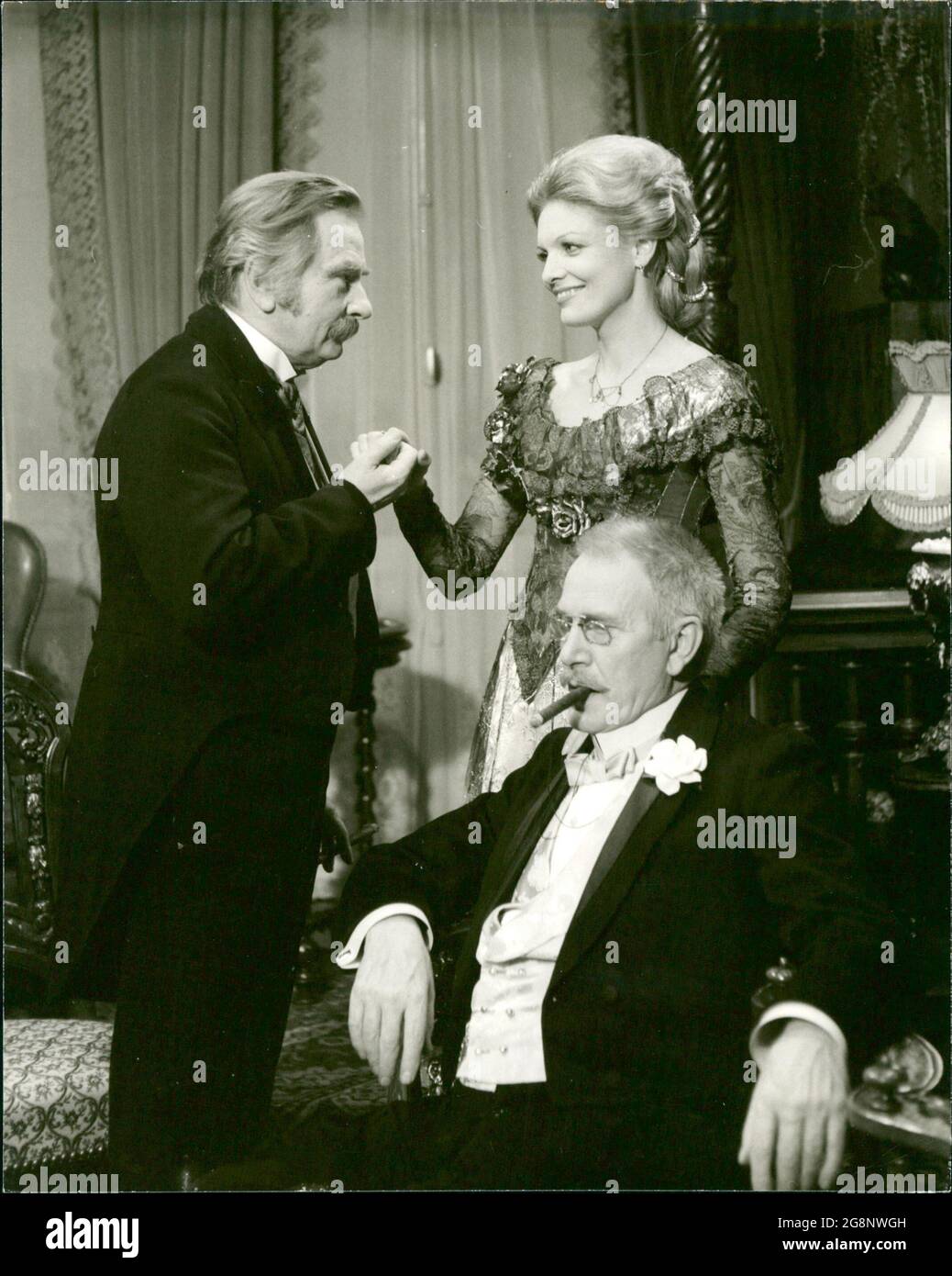 Nachdem sich sein Sohn mit der jünden Tochter des Grafen Barby (Carl Lange) Verlobt Hat, pflegt der alte Dubslav von Stechlin (Arno Assmann) herzliche Beziegen zu dem Grafen und seiner geistreichen Tochter Melusine (Franziska Bronnen). Banque D'Images