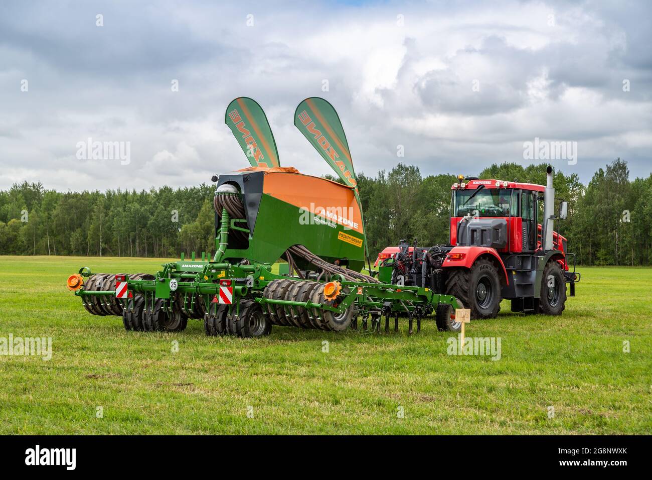 Russie, région de Leningrad - juin 2019 : puissant tracteur de marque  Kirovets et semoir de marque Amazon à l'exposition Photo Stock - Alamy