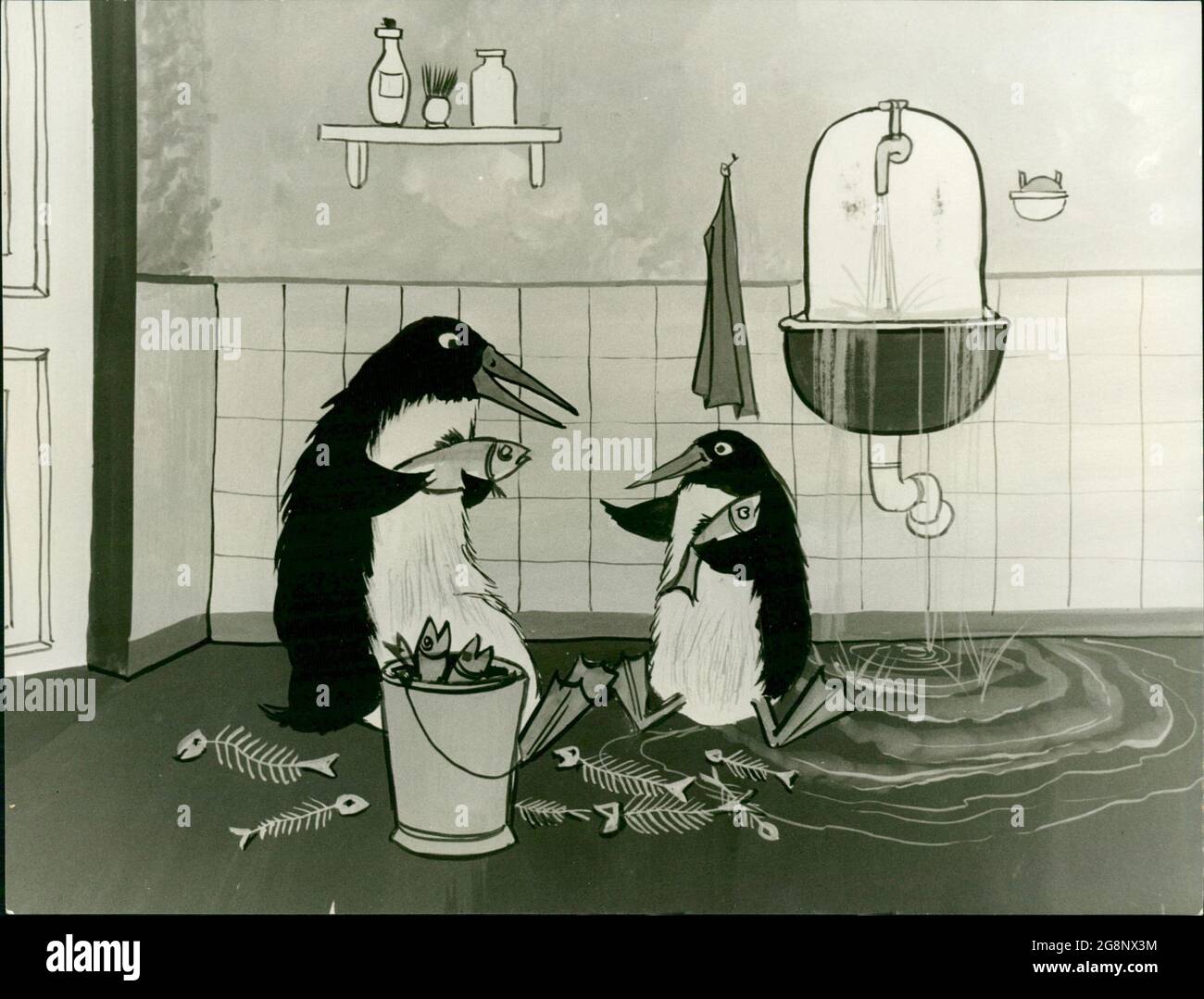 Herr Fröhlich und Tochter Charthrinchen haben sich in Pinguine verwandelt. Weil diese Tiere gern im Wasser pantschen, Hat Frau Fröhlich ihre Beiden im Badezimmer untergebracht. Dort fühlen sie sich offensichtlich wohl. Genug Fische für den großen Hunger sind auch da. Banque D'Images