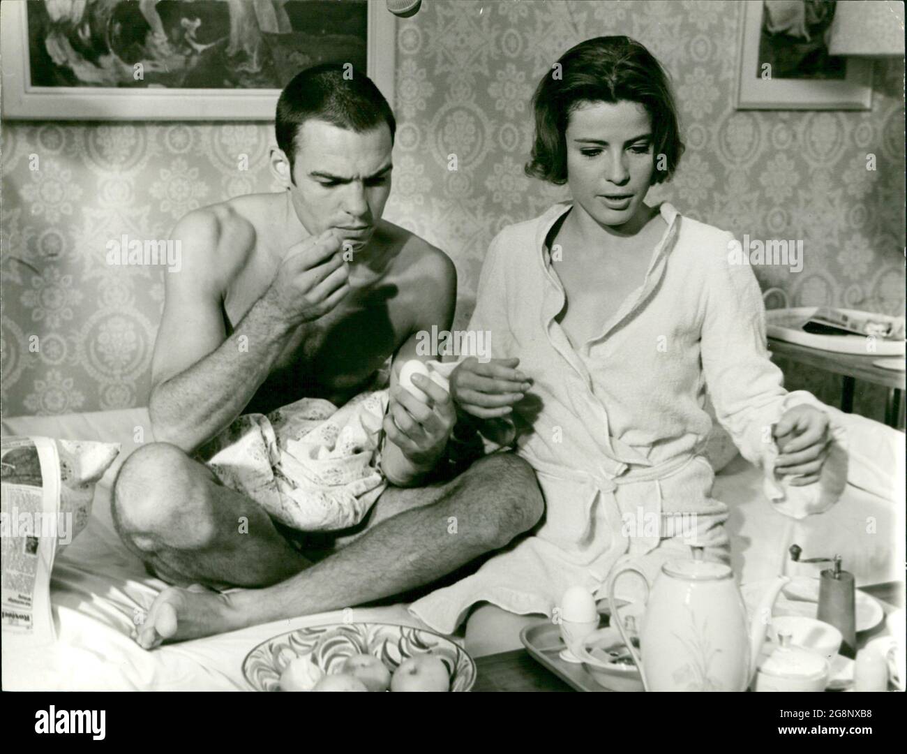 Beim Frühstück im Bett werden sich Eva Billsing (Renate Schroeter) und Peter Klaus (Hans Peter Hallwachs) endlich darüber klar, dass sie heiraten wollen; und zwar nicht nur auf Grund der Geheimnisse, die beide aninander binden. Banque D'Images