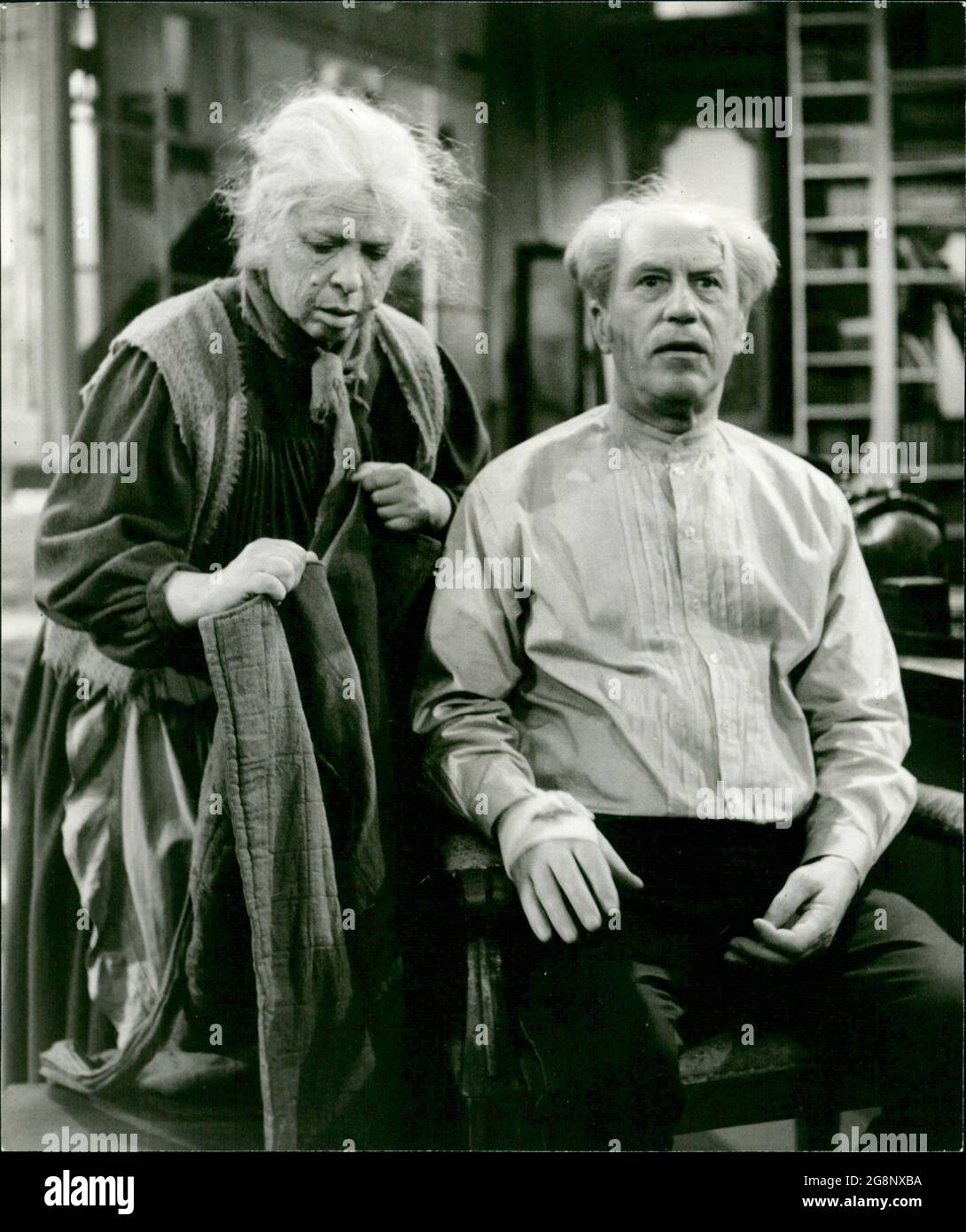 Die Amme (Milena von Eckhardt) versucht durch ihre Überredungskunst den Rittmeister (Werner Hinz) in eine Zwangsjacke zu stecken... Banque D'Images