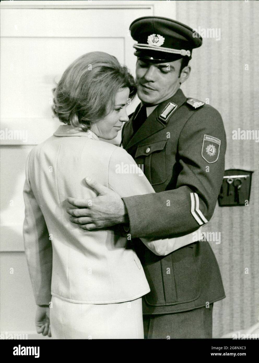 Peter Klaus (Hans-Peter Hallwachs) verabschiedet sich von seiner Freundin Eva Billsing (Renate Schroeter), nachdem er die Nacht BEI ihr verbracht Hat. Die beiden sind sich jetzt klar über ihre Zukunft. Sie glauben alle Aufregungen der letzten Zeit überstanden zu haben. Banque D'Images