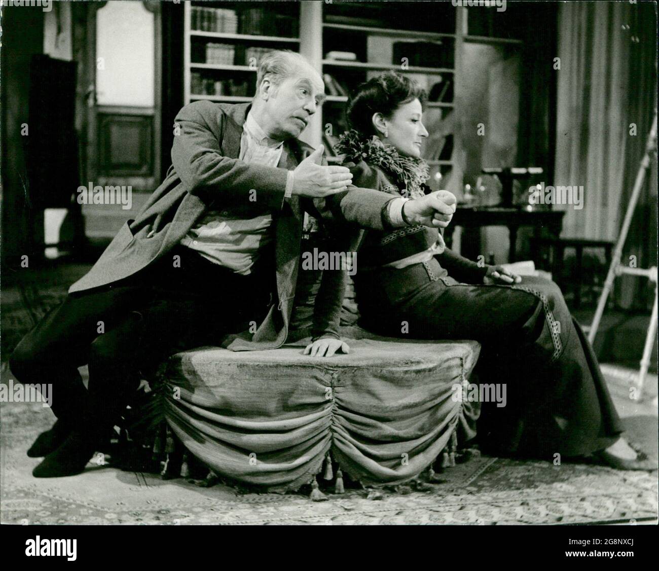 Der Rittmeister beschuldigt seine Frau (Maria Wimmer) iwn (Werner Hinz) mit voller Absicht so zu quälen, das er ins Irrenhaus gebracht werden muss. Banque D'Images