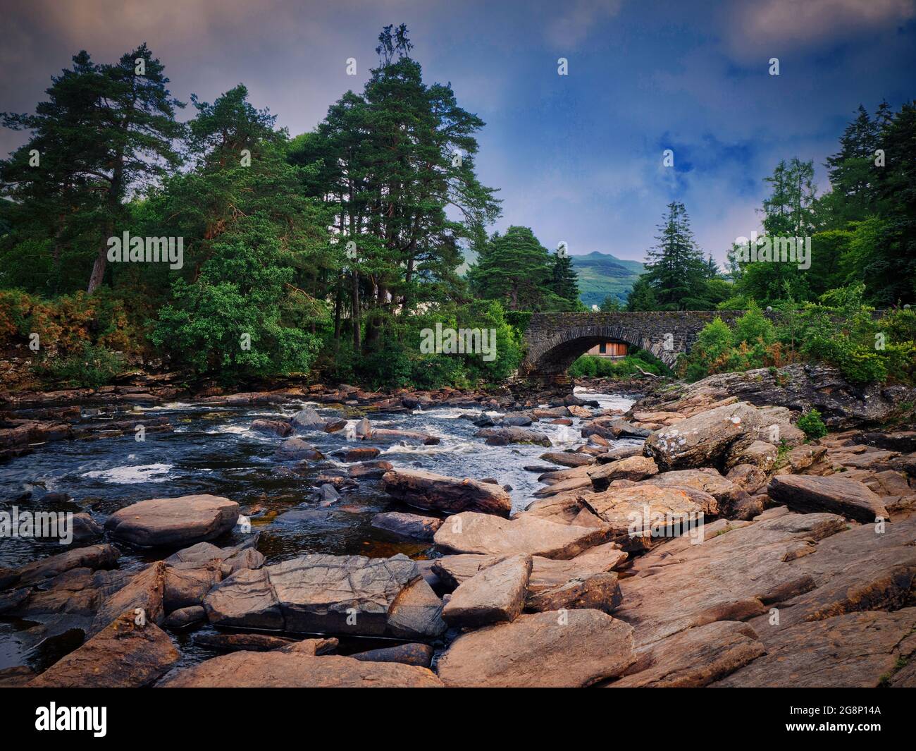 Construit à l'origine en 1760, le pont de Dochart transporte l'A827 à travers les chutes de Dochart dans le village de Killin, Stirlingshire. Banque D'Images