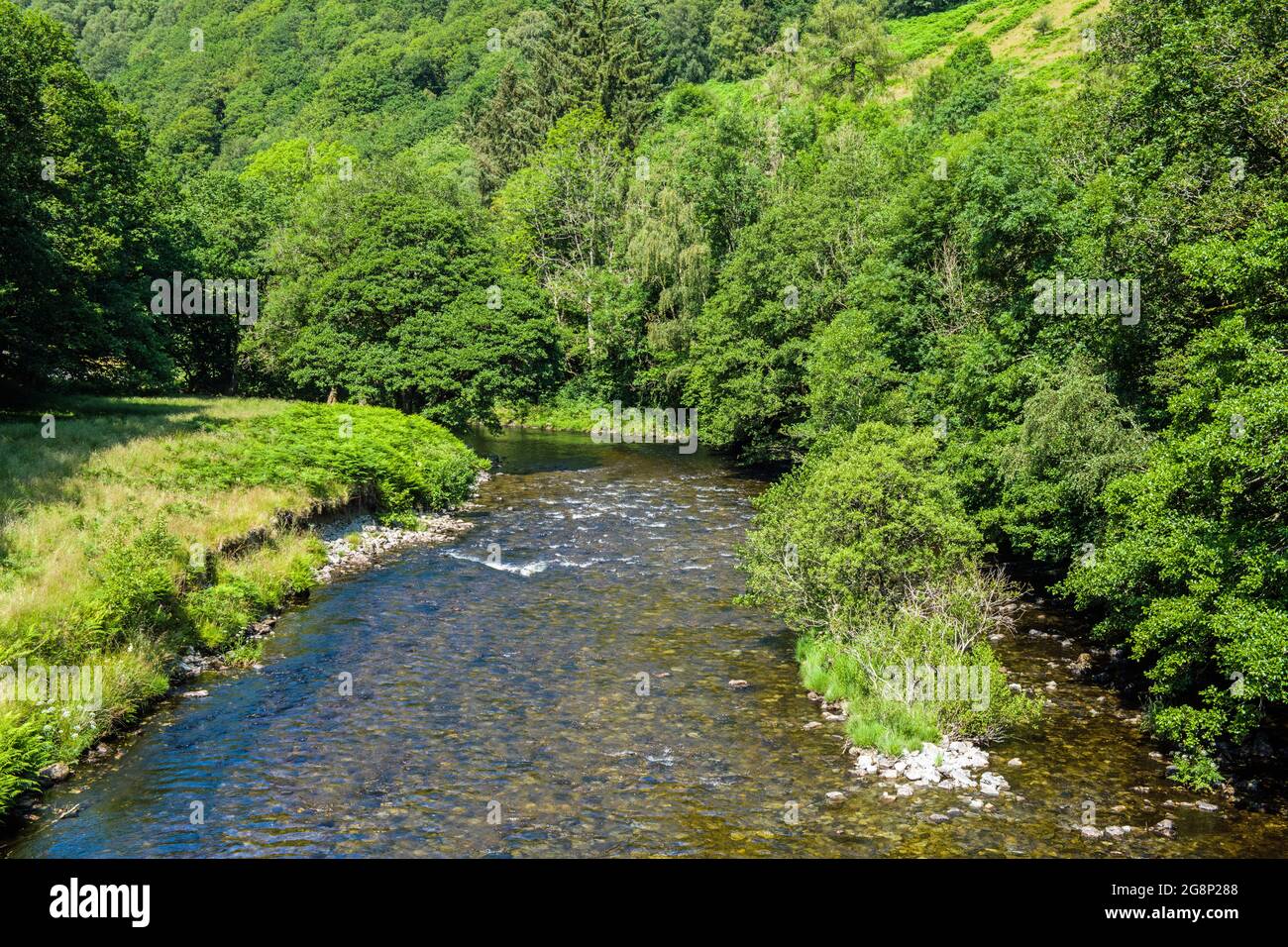La rivière Rywi descendant vers la côte dans la vallée supérieure du Tywi, au-dessus du village de Rhandirmwyun dans le Carmarthenshire Banque D'Images