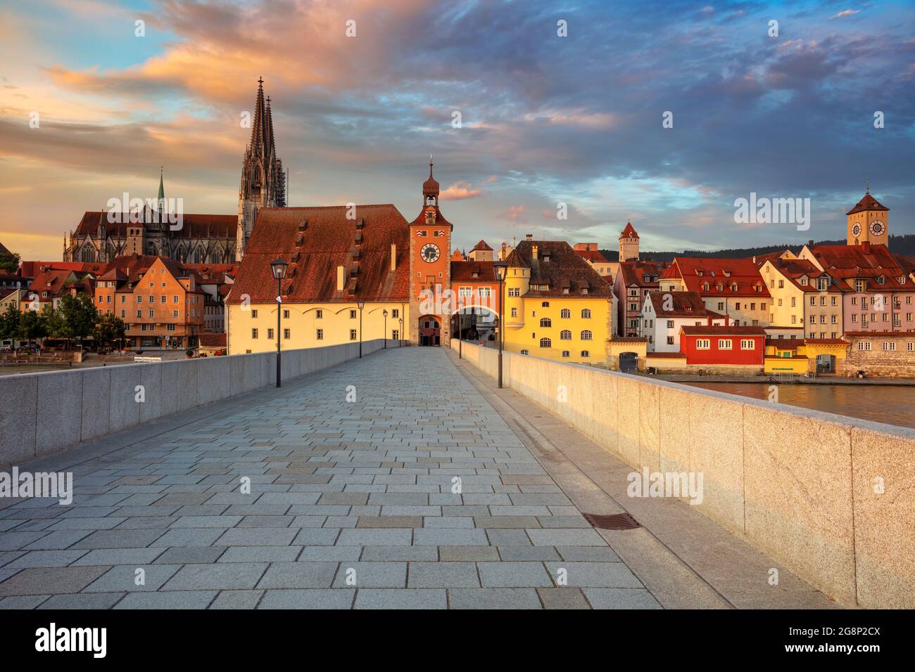 Ratisbonne, Allemagne. Image du paysage urbain de Ratisbonne, en Allemagne, avec le vieux pont en pierre au-dessus du Danube et la cathédrale Saint-Pierre au lever du soleil d'été. Banque D'Images