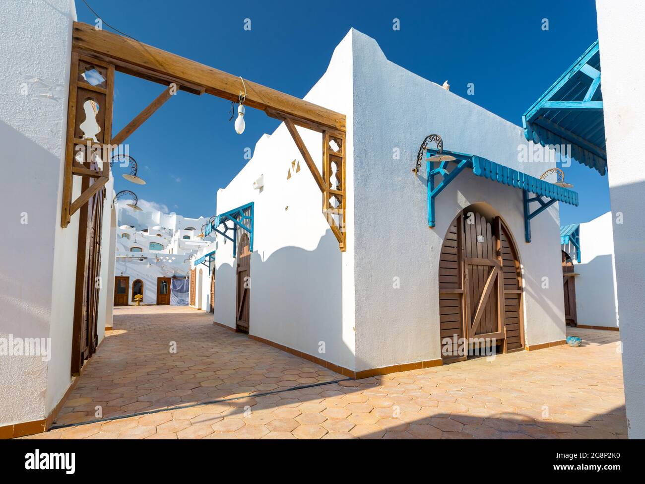 Appartements blancs modernes dans un complexe de vacances de luxe tropical en Egypte Banque D'Images
