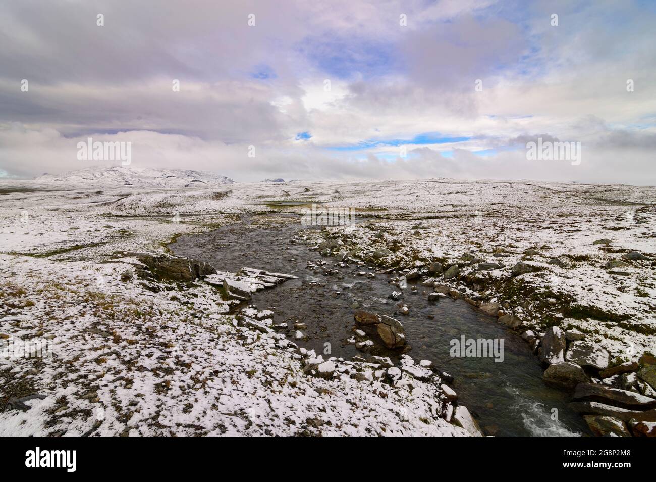 En automne, le paysage enneigé est tombé le long de la VILDMARKSVÄGEN – la route de la nature sauvage de Suède Banque D'Images