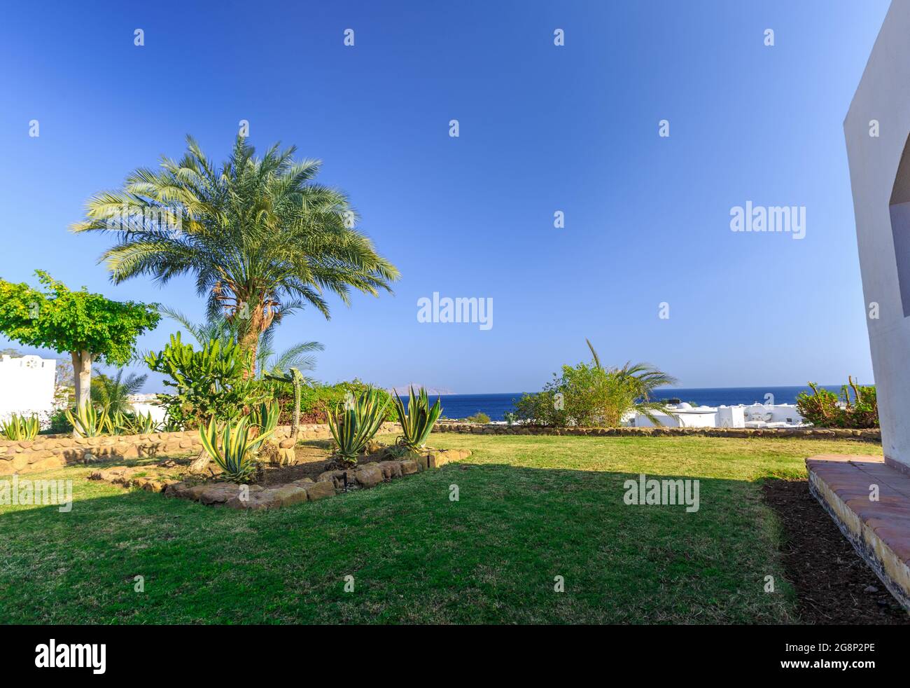 Complexe de vacances tropical situé dans des pelouses soignées, Egypte Banque D'Images