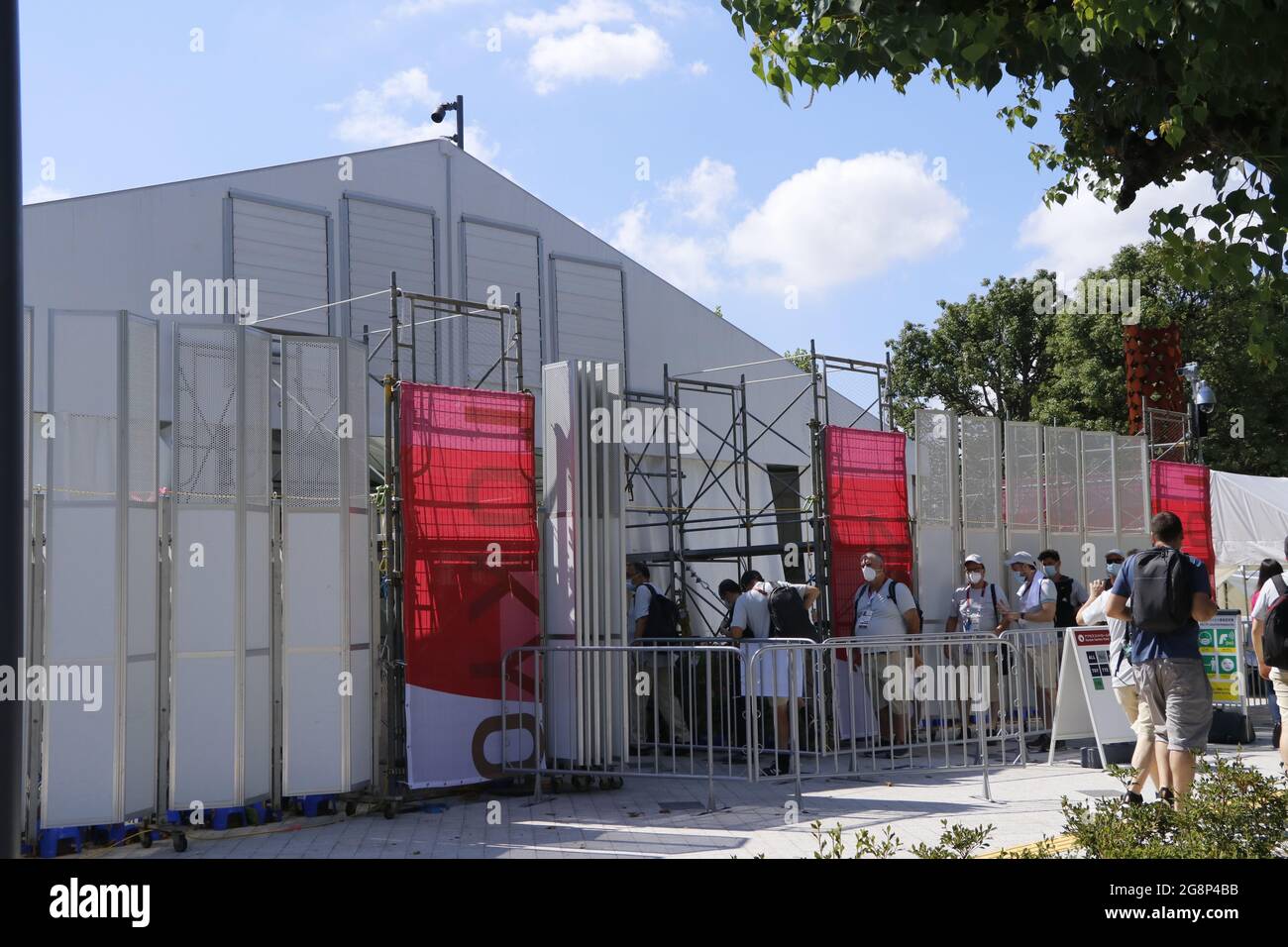 Une ligne pour les travailleurs des médias à la réception près du stade national un jour avant la cérémonie d'ouverture des Jeux Olympiques de Tokyo. Banque D'Images