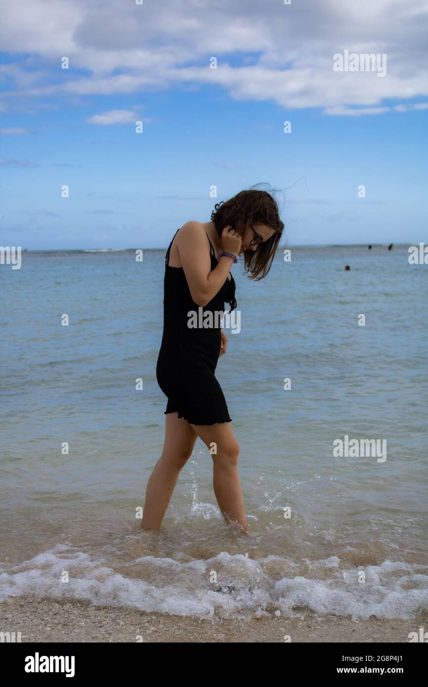 Capture d'un magnifique modèle sur le parc de plage Ala Moana à hawaï. Banque D'Images