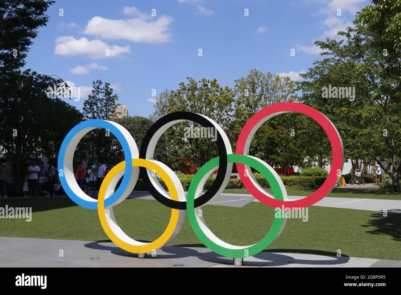 Les anneaux olympiques sont exposés devant le Musée Olympique du Japon, à Tokyo. Banque D'Images