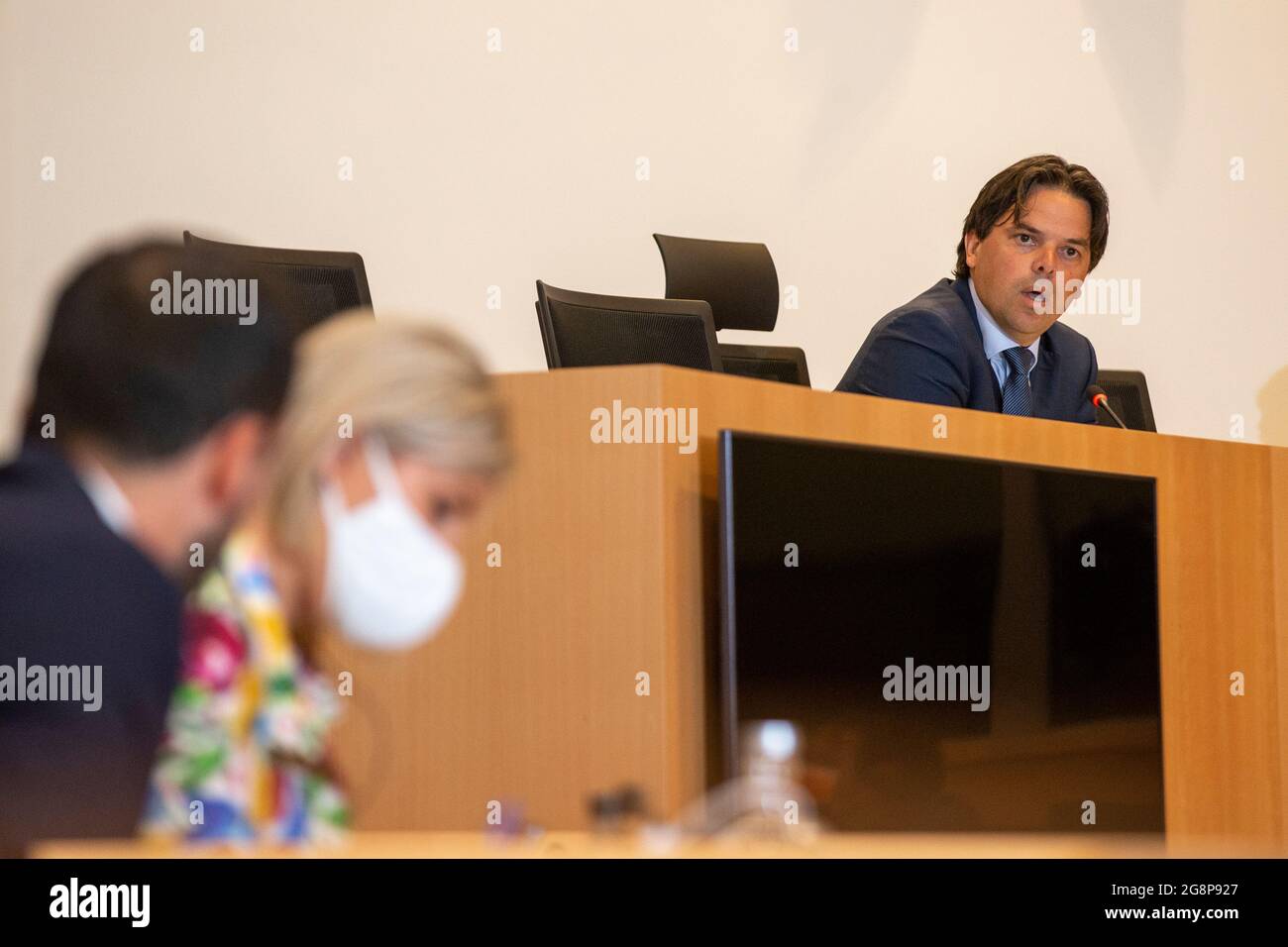 Le ministre de la Défense, Ludiviny Dedonder, photographié lors d'une session de la Commission de la Défense de la Chambre au Parlement fédéral, à Bruxelles, le jeudi 22 Banque D'Images