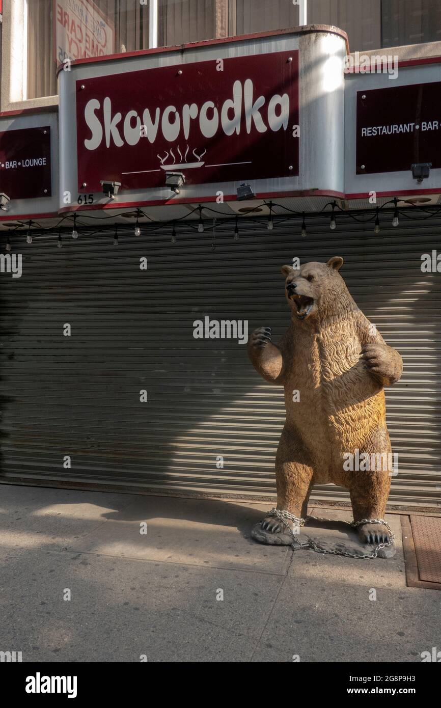 Un ours géant devant le restaurant ukrainien Skovorodka. Sur Brighton Beach Ave. À Brooklyn, New York City. Banque D'Images