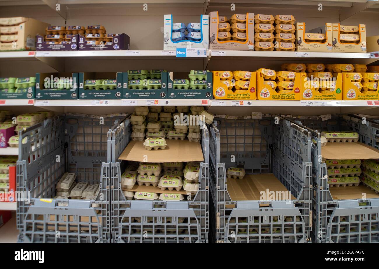 Talaplow, Buckinghamshire, Royaume-Uni. 22 juillet 2021. Malgré les informations de la presse ce matin, les étagères du supermarché Sainsbury étaient généralement très bien approvisionnées ce matin. La principale exception a été pour l'eau minérale car les gens ont acheté plus que la normale en raison de la vague de chaleur. Après le levage du poste de verrouillage Covid-19 lundi, les Sainsbury's ont de nouvelles affiches à l'extérieur de leur magasin demandant aux clients de porter un masque s'ils le peuvent. Crédit : Maureen McLean/Alay Live News Banque D'Images