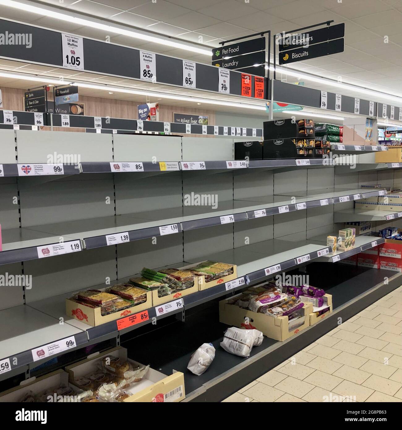 Vide étagères dans le Lidl à Pil me, Durham. Les supermarchés ont exhorté  les clients à ne pas paniquer les achats en réponse aux rapports de vidage  des étagères, en disant qu'ils