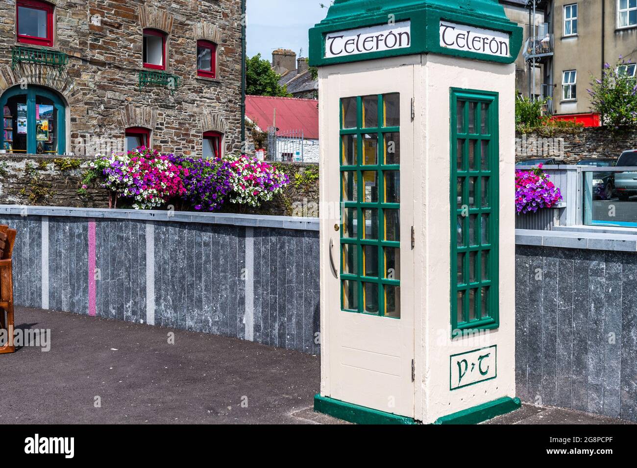Clonakilty, West Cork, Irlande. 22 juillet 2021. Une ancienne boîte de téléphone sur la rue Kent à Clonakilty a été transformée en une initiative « prendre un livre, laisser un livre ». Crédit : AG News/Alay Live News Banque D'Images