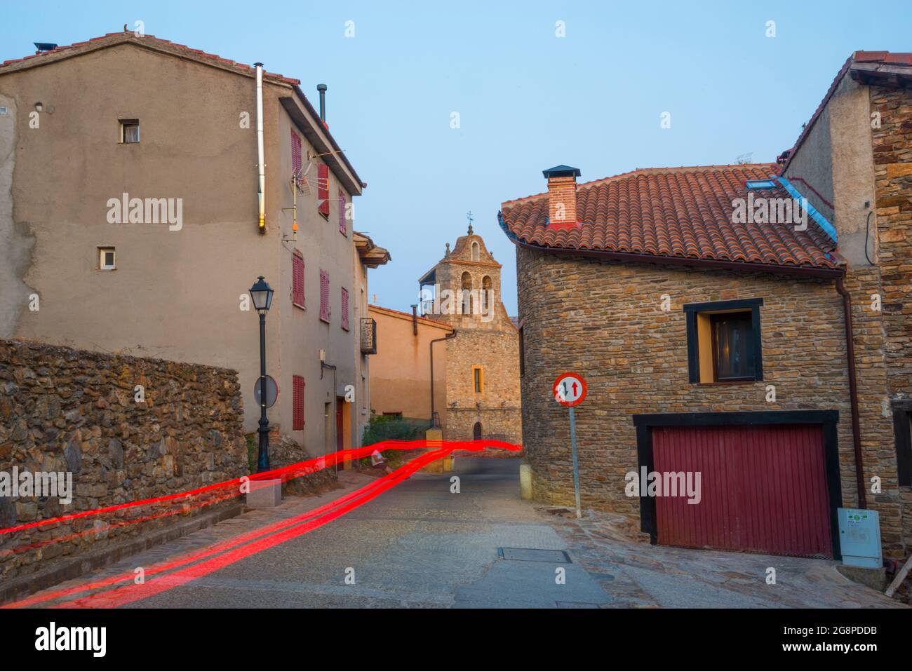 Rue au crépuscule. Horcajuelo de la Sierra, province de Madrid, Espagne. Banque D'Images