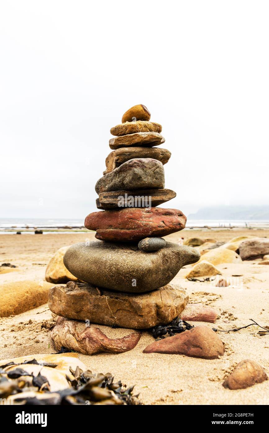 Balancing Act, Rock Cairn, Robin Hoods Bay, Yorkshire, Royaume-Uni, Angleterre, équilibre des roches, roches équilibrées, pierres équilibrées, cairn, cairns, métaphore, vie, Banque D'Images