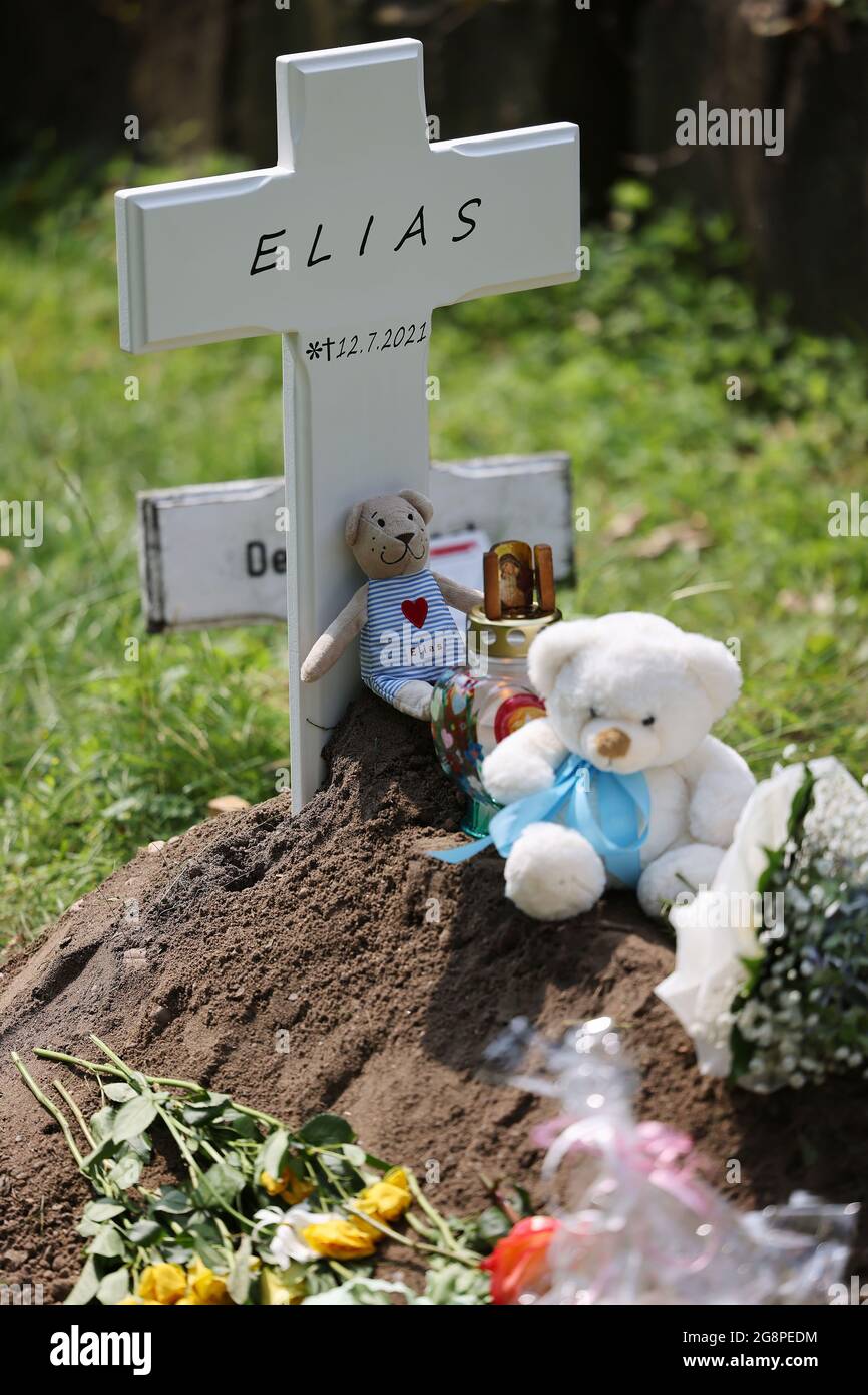 Cologne Allemagne 22 Juillet 21 Une Croix Portant Le Nom D Elias Se Trouve Sur Une Tombe Du Cimetiere Du Nord Le Bebe Qui A Ete Trouve Mort Devant Une Portillon De Bebe