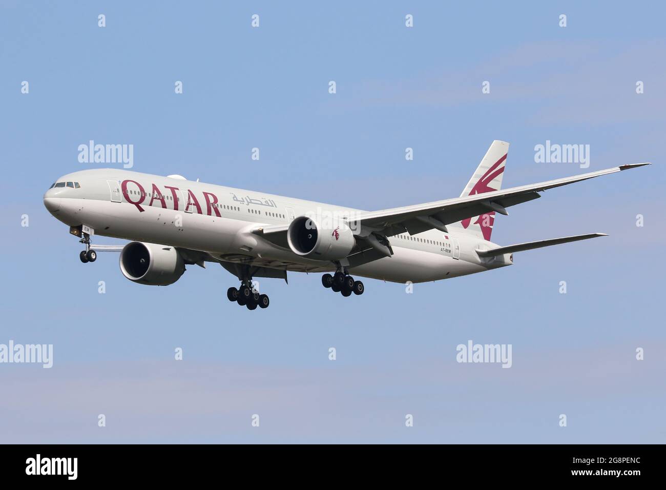 Un Boeing 777 pour Qatar Airways arrive à l'aéroport de Londres Heathrow Banque D'Images