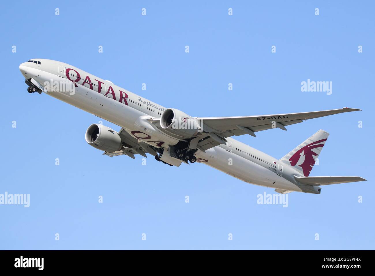 Un Boeing 777 pour Qatar Airways part de l'aéroport de Londres Heathrow Banque D'Images