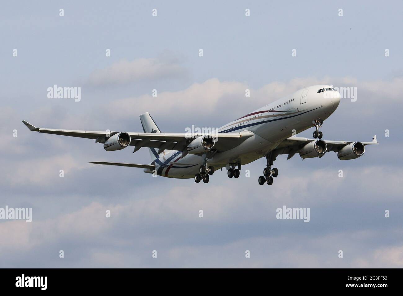 Un Airbus A340 exploité par l'Umbutfo eSwatini Defence Force (Gouvernement du Swaziland) arrive à l'aéroport de Londres Heathrow Banque D'Images