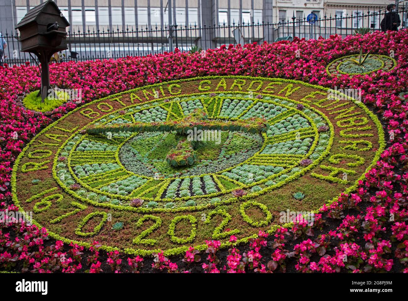 West Princes Street Gardens, Édimbourg, Écosse, Royaume-Uni. 22 juillet. 2021 horloge florale, touche finale à l'exposition vivante colorée, y compris le mécanisme des mains de l'horloge, qui pour la première fois dans l'histoire de l'horloge manquait ses mains en 2020, car ils devaient être envoyés pour réparation à Derby avant le verrouillage. Le logo représente le sibbaldia rampant (sibbaldia procubens, nommé d'après Robert Sibbald, l'un des fondateurs de RBGE. Il vit sur les hautes montagnes et la toundra arctique. Comme tant de plantes, il disparaîtra au fur et à mesure que le climat se réchauffe, il n'aura tout simplement plus rien à faire. Crédit : Arch White/Ala Banque D'Images
