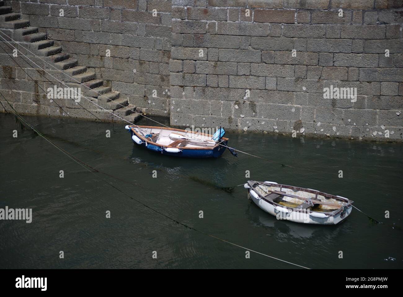 Bateaux amarrés dans le port avec une mer calme ancrée Banque D'Images