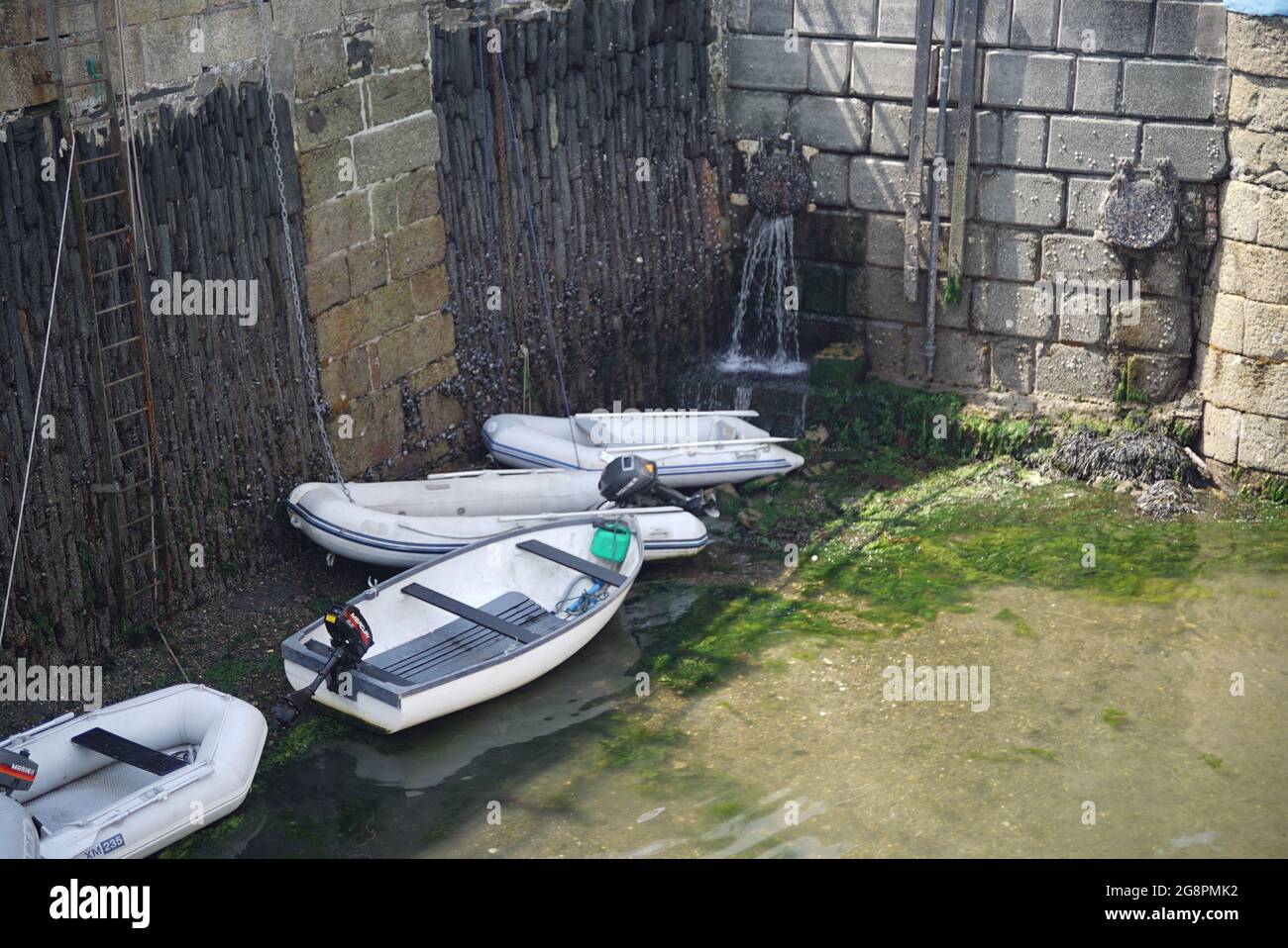 Bateaux amarrés dans le port avec une mer calme ancrée Banque D'Images