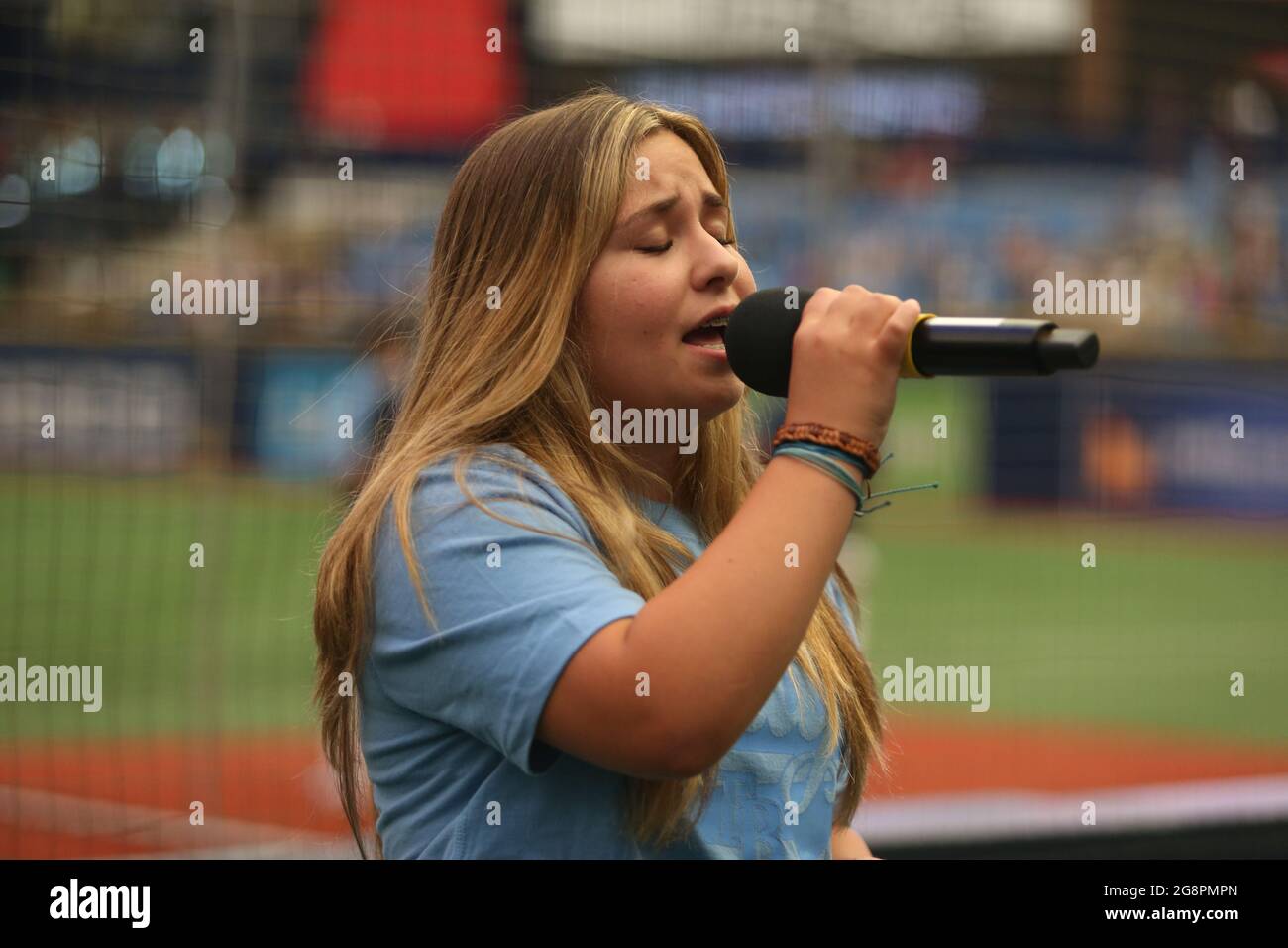 Saint-Pétersbourg, Floride. USA; l'artiste d'enregistrement Angelina Bella interprète l'hymne national lors d'un match de base-ball de ligue majeure entre les Tampa Bay Rays Banque D'Images