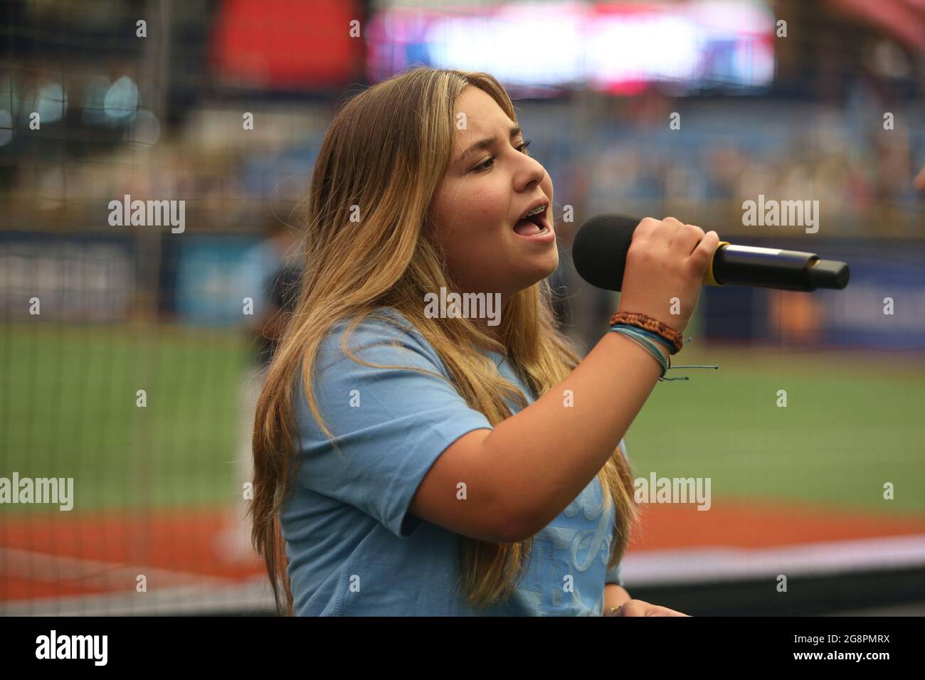 Saint-Pétersbourg, Floride. USA; l'artiste d'enregistrement Angelina Bella interprète l'hymne national lors d'un match de base-ball de ligue majeure entre les Tampa Bay Rays Banque D'Images