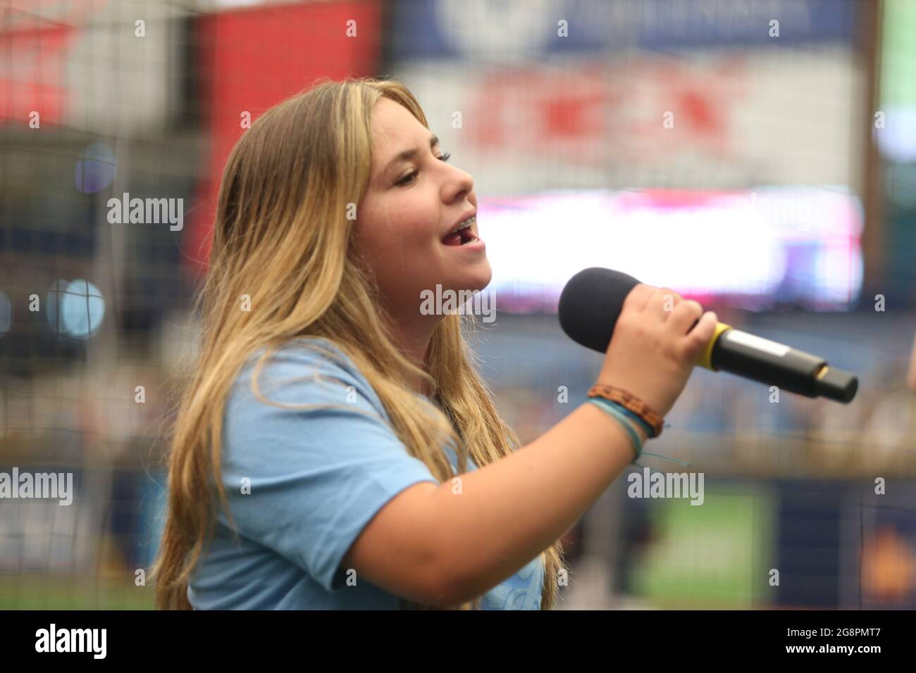 Saint-Pétersbourg, Floride. USA; l'artiste d'enregistrement Angelina Bella interprète l'hymne national lors d'un match de base-ball de ligue majeure entre les Tampa Bay Rays Banque D'Images