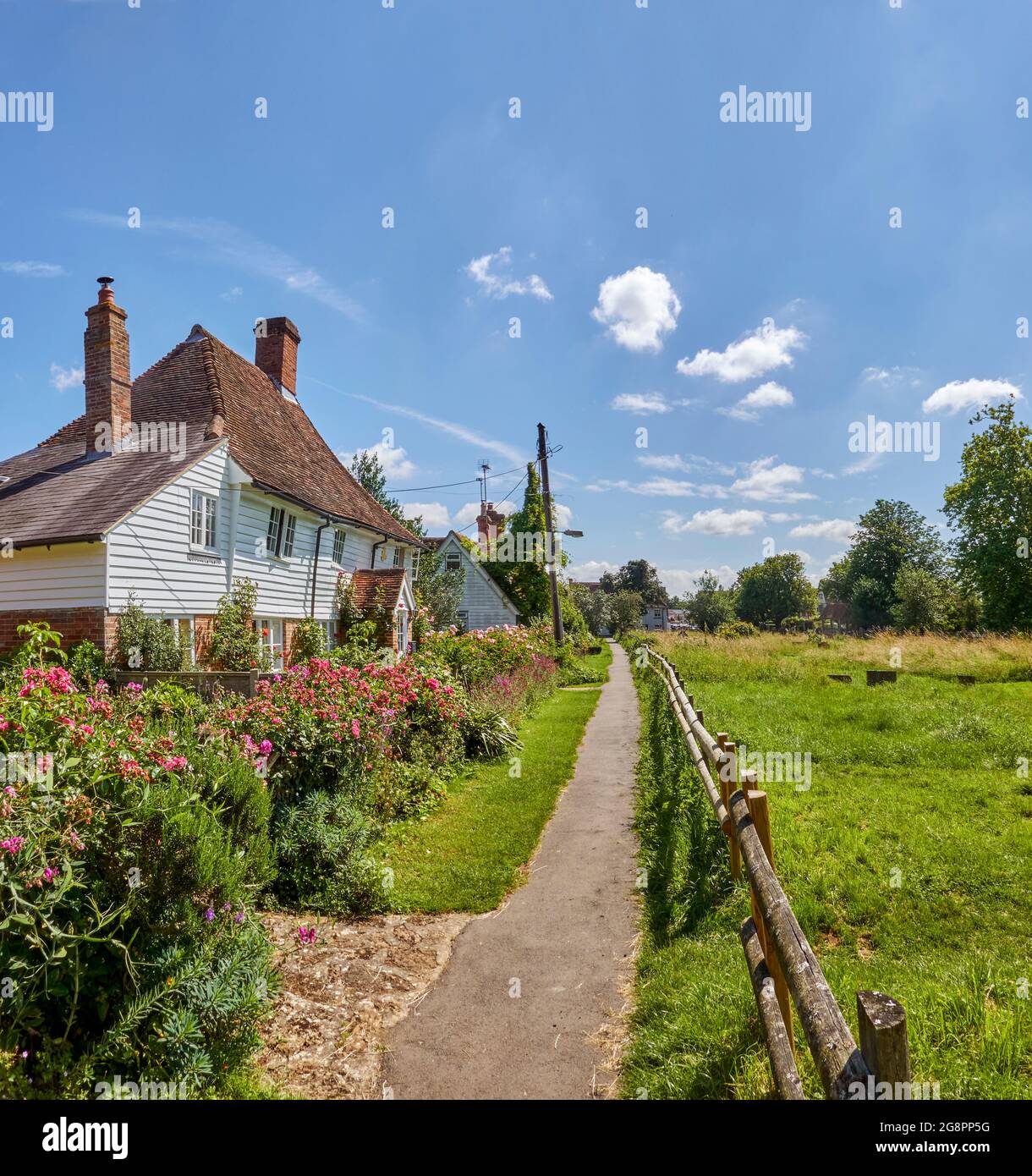 Headcorn Kent Church Walk et St Peter et St Paul's Churchyard Banque D'Images