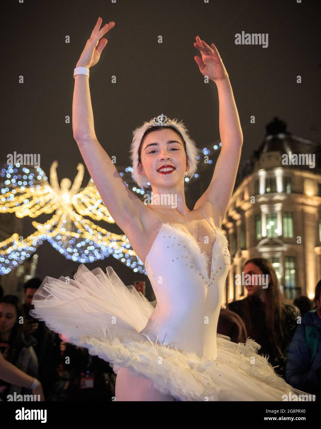 Des danseurs de ballet de Black Orchid se produisent au Regent Street Christmas Lights ‘The Spirit of Christmas’, Londres, Angleterre Banque D'Images