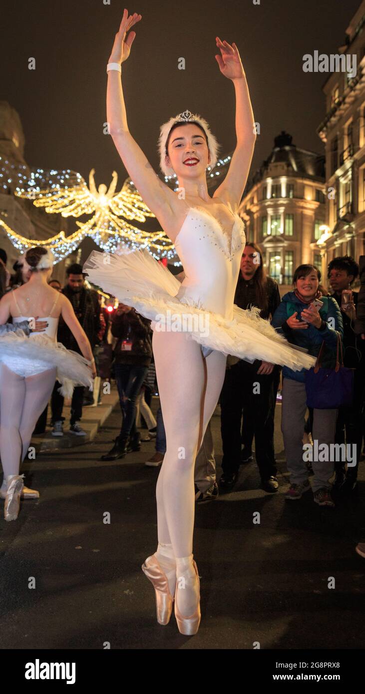 Des danseurs de ballet de Black Orchid se produisent au Regent Street Christmas Lights ‘The Spirit of Christmas’, Londres, Angleterre Banque D'Images