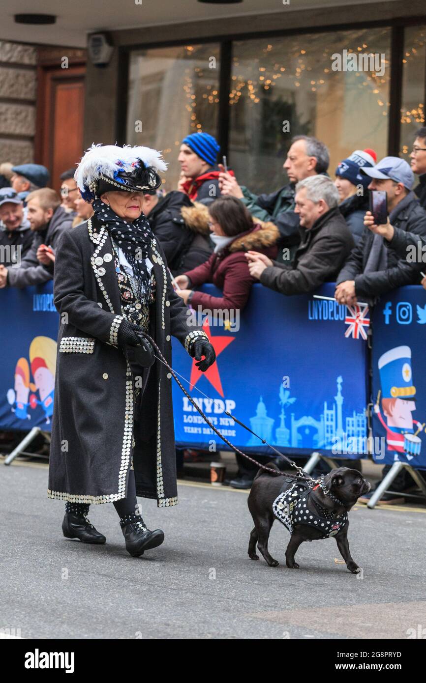 The PEarly Queen of Greenwich, Gwen Jones, avec le pug Ethel, London New Year's Day Parade, LNYDP, Angleterre Banque D'Images